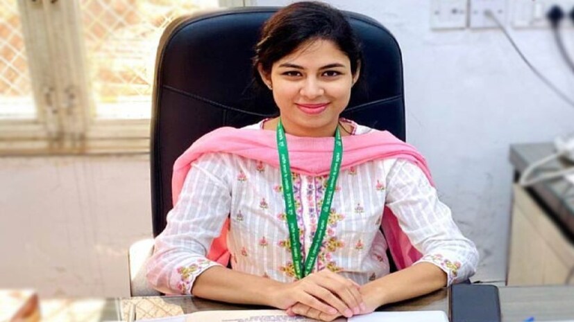 ২২ বছর বয়সে আইএএস হওয়ার পরীক্ষায় পাশ করেছিলেন অনন্যা। ২০১৯ সালে প্রথম বার ইউপিএসসি পরীক্ষা দেন। তবে প্রথম বার পরীক্ষা দিয়েই পাশ করবেন, তা অনন্যা নিজেও ভাবতে পারেননি। ২২ বছর বয়সে আইএএস হওয়ার পরীক্ষায় পাশ করেছিলেন অনন্যা। ২০১৯ সালে প্রথম বার ইউপিএসসি পরীক্ষা দেন। তবে প্রথম বার পরীক্ষা দিয়েই পাশ করবেন, তা অনন্যা নিজেও ভাবতে পারেননি।