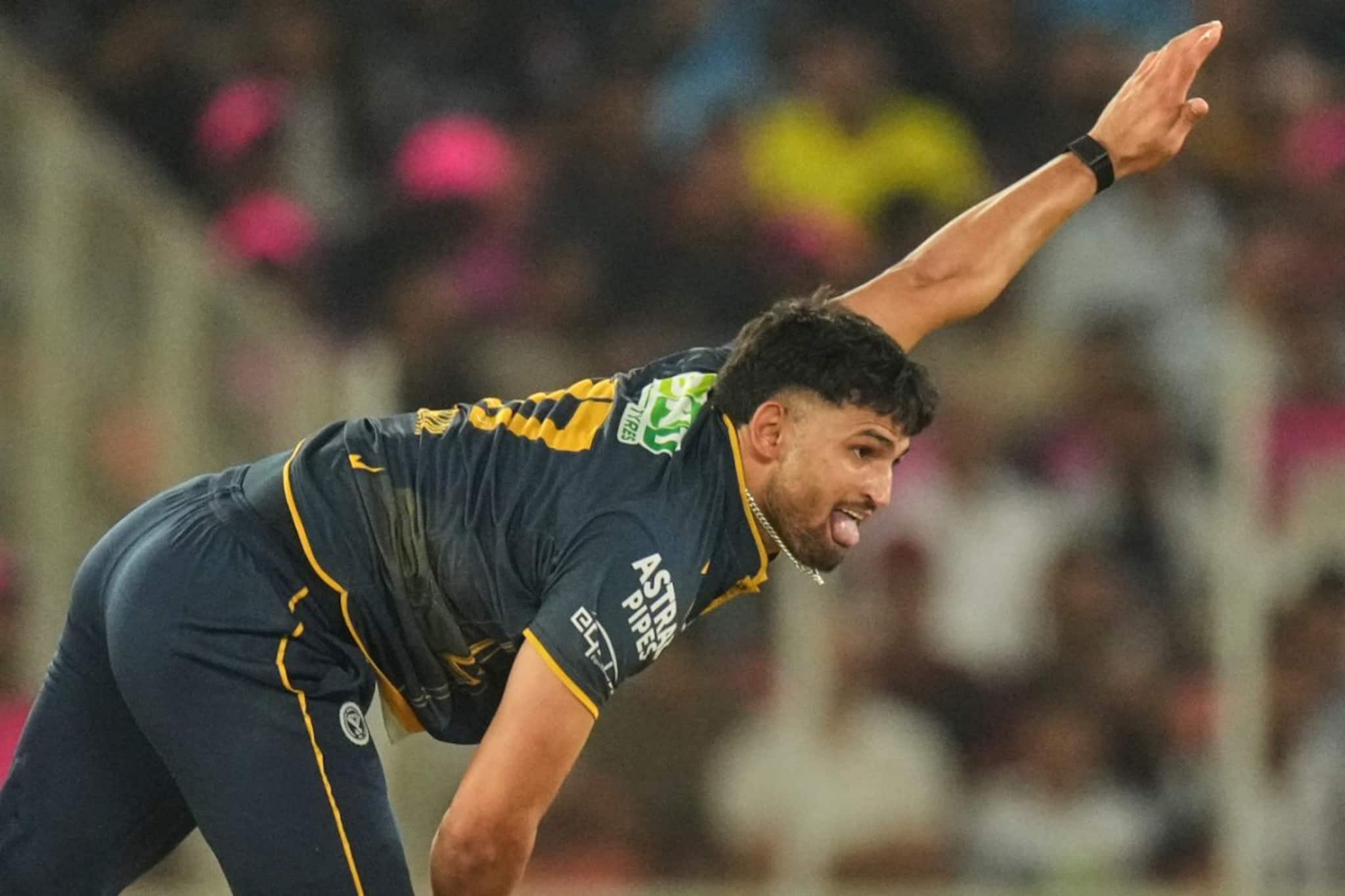 আগুনে গতিতে বল! স্পিডের নিরিখে আইপিএলে নতুন রেকর্ড! কে এই অশোক শর্মা?