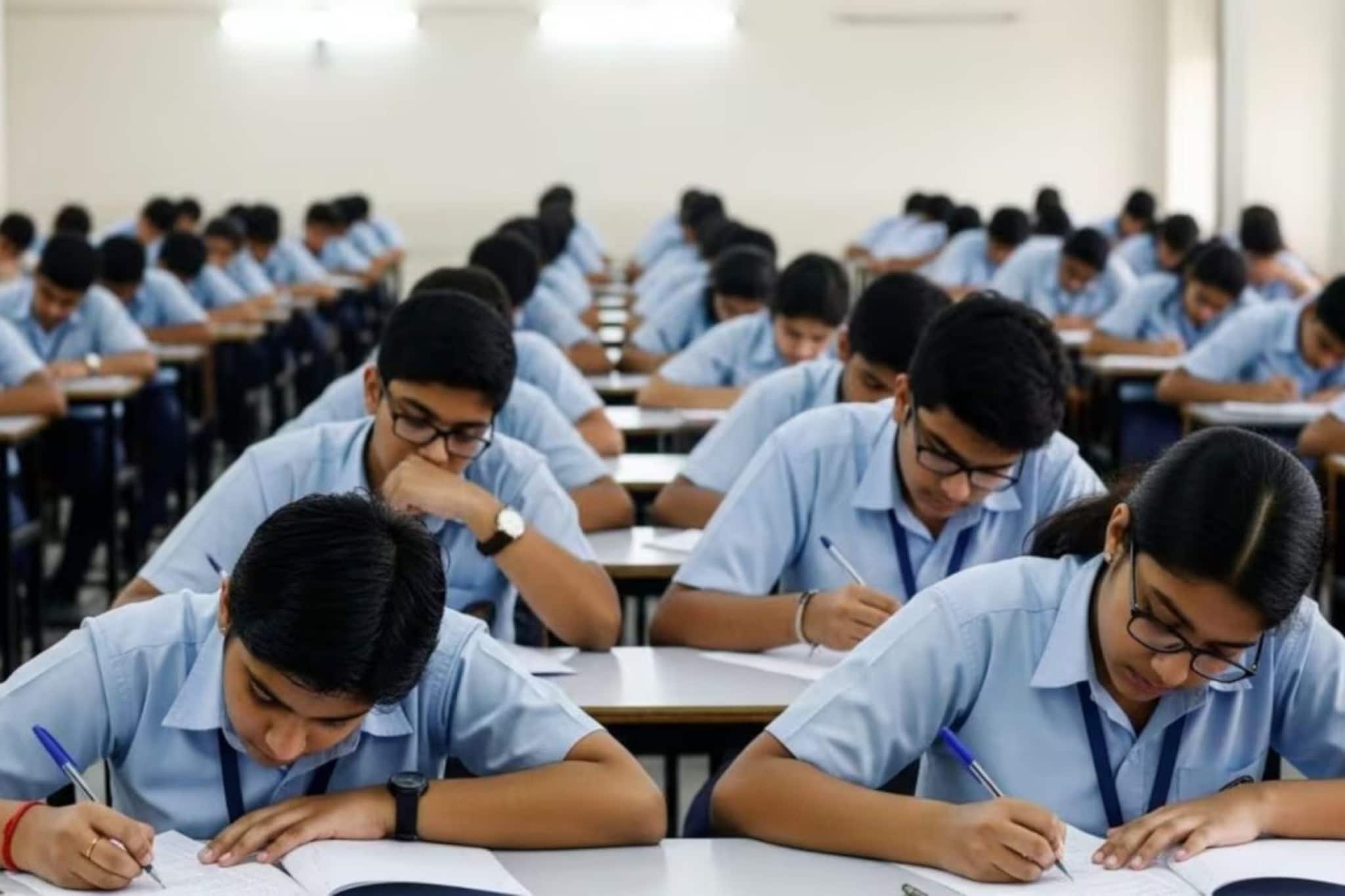 লাল-কালি দিয়ে খাতা দেখা অতীত, বোর্ডের পরীক্ষার খাতা ‘চেক’ করছে AI! কীভাবে কাজ করে CBSE-র এই নতুন পদ্ধতি?
