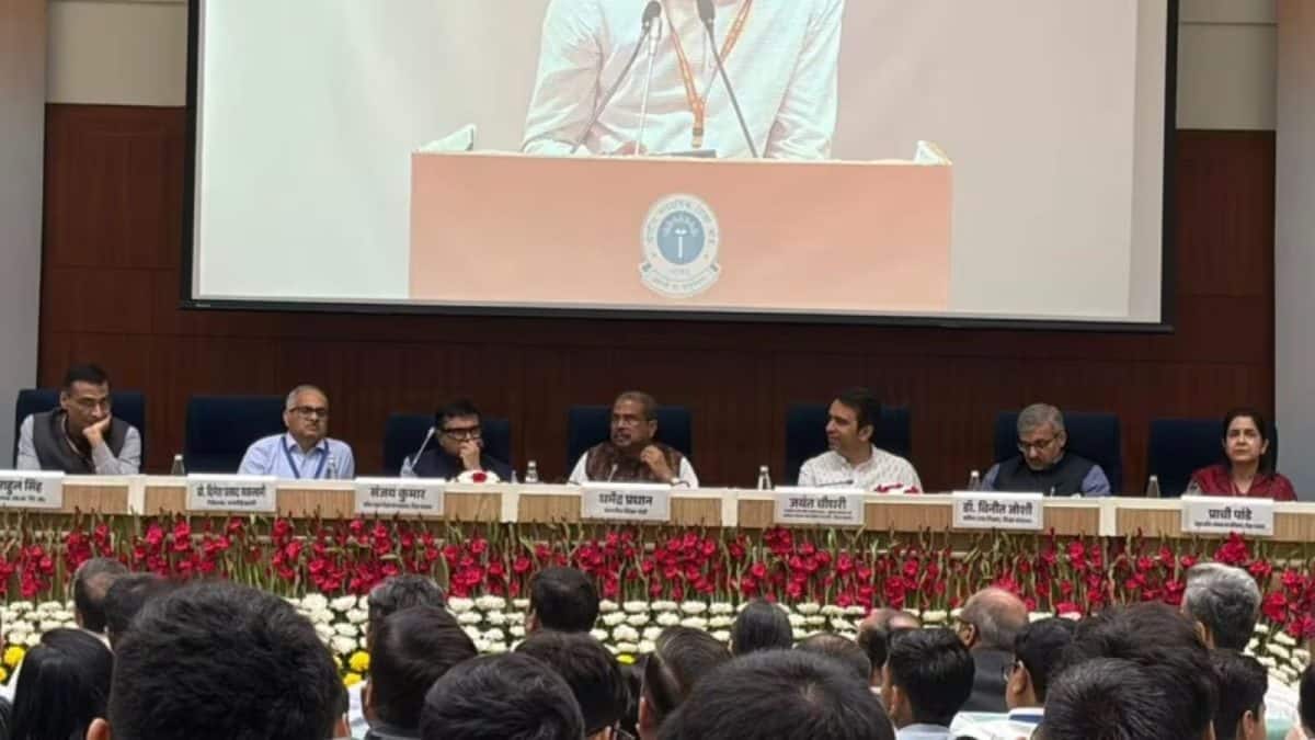 Education Ministry: অঙ্কের বইতে AI পাঠ! কোন কোন শ্রেণীর পাঠ্যবইতে আসছে নতুন সংযোজন? CBSE-র সিলেবাসে বড় ঘোষণা শিক্ষামন্ত্রকের