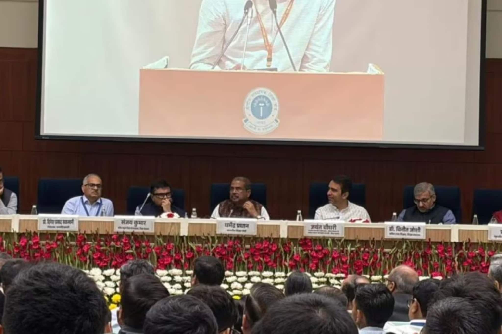 অঙ্কের বইতে AI পাঠ! কোন কোন শ্রেণীর পাঠ্যবইতে আসছে নতুন সংযোজন? CBSE-র সিলেবাসে বড় ঘোষণা শিক্ষামন্ত্রকের