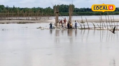 তোর্ষা নদীর জলস্তর বৃদ্ধি পাওয়ায় ভেঙে যায় এই অস্থায়ী সেতুর একাংশ