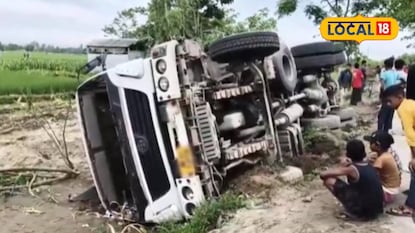 রাস্তায় ডাম্পার উল্টে পড়ে রয়েছে রাস্তায় ডাম্পার উল্টে পড়ে রয়েছে