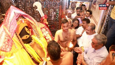 কালীঘাট মন্দিরে স্বপন দাশগুপ্ত এবং ধর্মেন্দ্র প্রধান