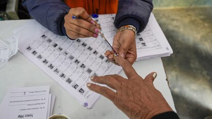 ভোটকর্মী নিয়ে জেলাশাসকদের ১০ দফা নির্দেশিকা নির্বাচন কমিশনের (PTI/Representative Image) ভোটকর্মী নিয়ে জেলাশাসকদের ১০ দফা নির্দেশিকা নির্বাচন কমিশনের (PTI/Representative Image)