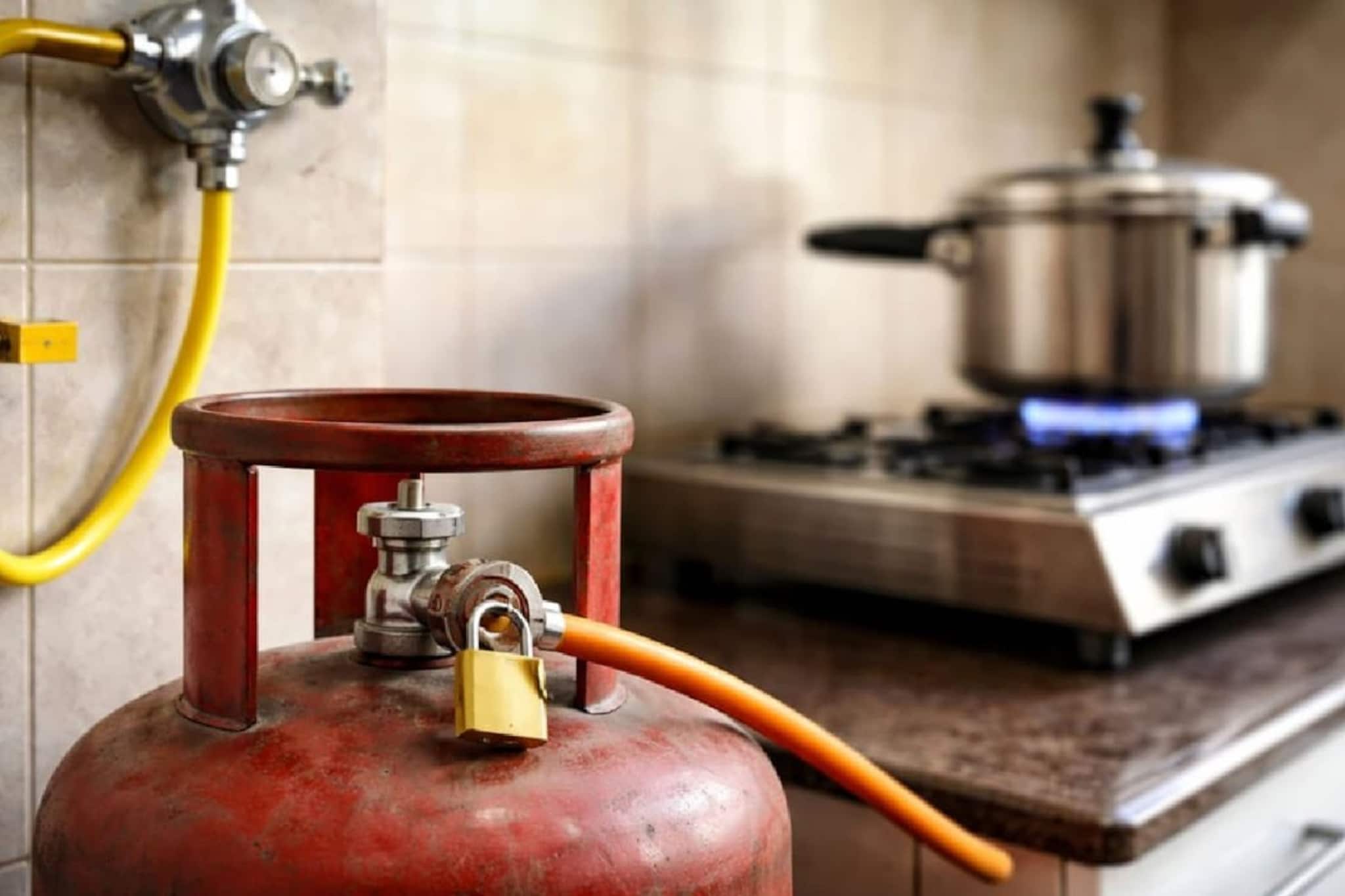 এটাই বাকি ছিল! টাকা-সোনার গয়না না, চুরি গেল দু'টি গ্যাসভর্তি সিলিন্ডার, বিসপুরে চাঞ্চল্য 