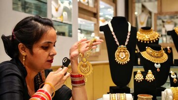  ১০ হাজার টাকার বেশি সস্তা হল রুপো, সোনার দাম কত কমল ?