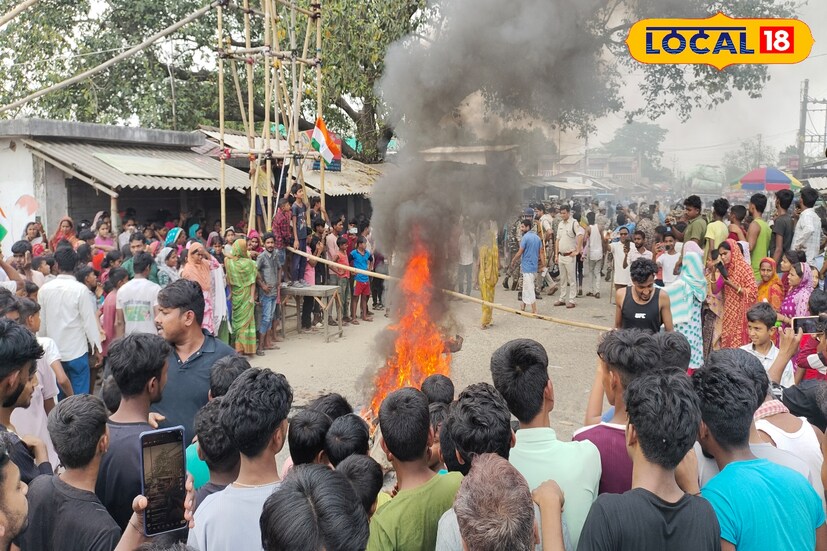 এসআইআরকে ঘিরে রাজ্যজুড়ে যখন বিক্ষোভ ও উত্তেজনার পারদ চড়ছে, ঠিক সেই সময়ই বাদ পড়া ভোটারদের জন্য গুরুত্বপূর্ণ আশ্বাস দিল জেলা প্রশাসন। মালদহ জেলার ইংরেজবাজার ব্লকের সাতটারি এলাকায় ভোটার তালিকা থেকে নাম বাদ যাওয়াকে কেন্দ্র করে এদিন উত্তপ্ত পরিস্থিতির সৃষ্টি হয়। ক্ষুব্ধ গ্রামবাসীরা রাস্তায় নেমে বিক্ষোভ দেখান, এমনকী নির্বাচন আধিকারিকদের ঘিরেও প্রতিবাদ চলে।(ছবি ও তথ্য: জিএম মোমিন)