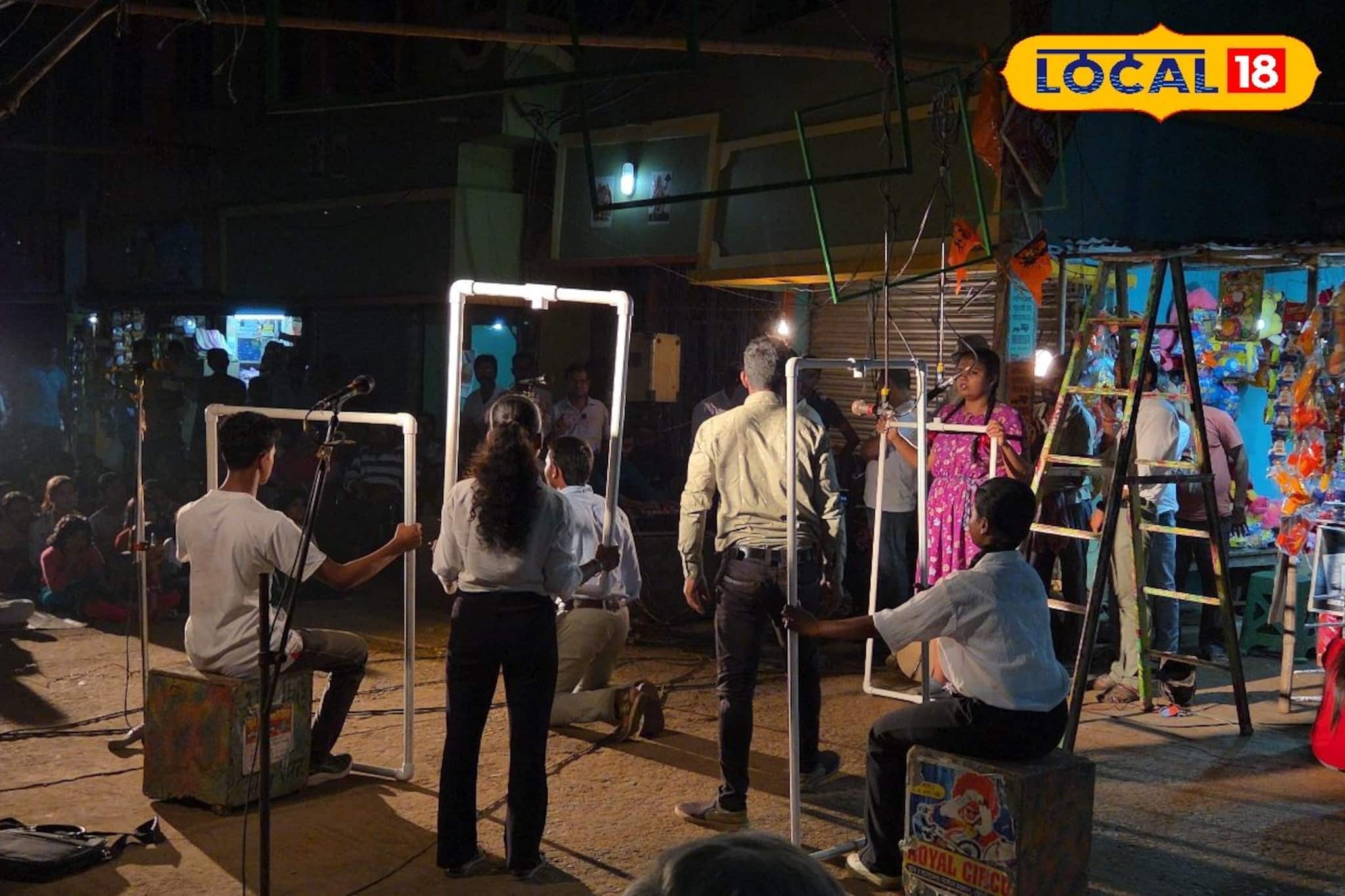 মঞ্চ নয়, রাস্তার বুকে নাটক—মানুষের ভাবনায় আলো জ্বালল ‘দেওয়াল’ মঞ্চ নয়, রাস্তার বুকে নাটক—মানুষের ভাবনায় আলো জ্বালল ‘দেওয়াল’