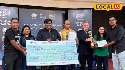 পুরস্কার প্রদান 