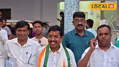 মনোনয়নপত্র জমা দিয়ে বেরিয়ে আসছেন পবিত্র কর মনোনয়নপত্র জমা দিয়ে বেরিয়ে আসছেন পবিত্র কর