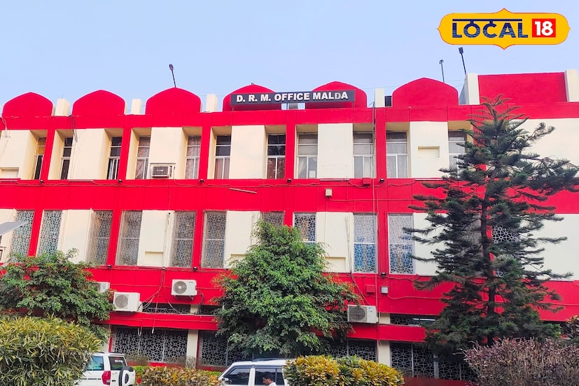 মালদহ রেল ডিভিশনের নজরকাড়া সাফল্য। ২০২৫-২৬ অর্থবর্ষে একাধিক ক্ষেত্রে রেকর্ড গড়ে নজিরবিহীন সাফল্য অর্জন করল পূর্ব রেলের মালদহ ডিভিশন। আয় বৃদ্ধি, অপারেশনাল পারফরম্যান্স এবং অবকাঠামো উন্নয়ন ইত্যাদি ক্ষেত্রে উল্লেখযোগ্য ভাবে সাফল্যতা অর্জন করেছে।(ছবি ও তথ্য: জিএম মোমিন) মালদহ রেল ডিভিশনের নজরকাড়া সাফল্য। ২০২৫-২৬ অর্থবর্ষে একাধিক ক্ষেত্রে রেকর্ড গড়ে নজিরবিহীন সাফল্য অর্জন করল পূর্ব রেলের মালদহ ডিভিশন। আয় বৃদ্ধি, অপারেশনাল পারফরম্যান্স এবং অবকাঠামো উন্নয়ন ইত্যাদি ক্ষেত্রে উল্লেখযোগ্য ভাবে সাফল্যতা অর্জন করেছে।(ছবি ও তথ্য: জিএম মোমিন)