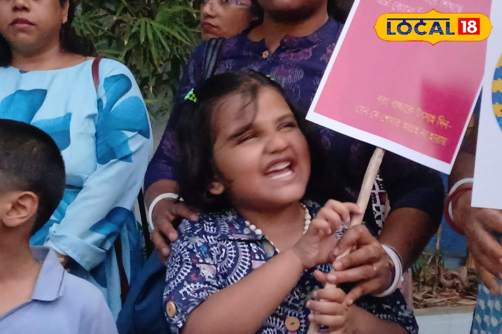  ওরাও মানুষ, ওরা আর ৫ জন শিশুদেরই মতো! সমাজকে সচেতন করতে প্ল্যাকার্ড হাতে পথে নামল বিশেষভাবে সক্ষম শিশুরা! 