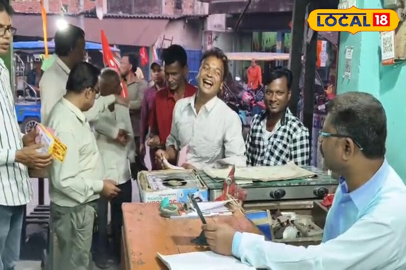 উত্তর দিনাজপুর, ঋত্বিক ভট্টাচার্য : চোপড়া বিধানসভা কেন্দ্রের রাজনীতির চেনা ছবির মাঝেই ধরা পড়ল এক ভিন্ন দৃশ্য। যেখানে ভোট মানেই উপহারের ছড়াছড়ি বা টাকার পাহাড়ের অভিযোগ ওঠে, ঠিক সেখানেই বামফ্রন্ট মনোনীত সিপিআইএম প্রার্থী মকলেশ্বর রহমান নেমেছেন এক অন্য পথে। তিনি সাধারণ মানুষের কাছ থেকে ১০-২০ টাকা চেয়ে নিয়েই চালাচ্ছেন নিজের নির্বাচনী লড়াই।