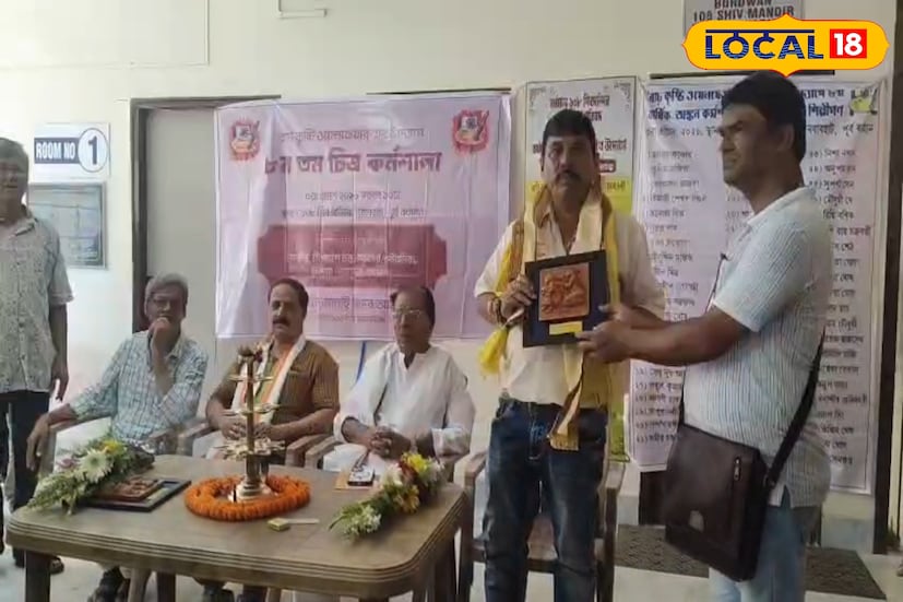 শুধুমাত্র বিভিন্ন রং দিয়ে নয় এবার ফেলে দেওয়া বিভিন্ন পরিত্যক্ত উপকরণ দিয়ে ফুটিয়ে তোলা হয়েছে চিত্র। চিত্রের মধ্যে ধ্বংসস্তুপের মাঝে পদ্মফুল ফোটার ছবি সহ বিভিন্ন ছবি তুলে ধরা হয়েছে। 'প্রকৃতিকে রক্ষা করা মানেই নিজের অস্তিত্বকে রক্ষা করা' -এই বার্তা দিতেই ফেলে দেওয়ার বিভিন্ন জিনিস দিয়ে তৈরি করা হল শিল্পকর্ম। (ছবি ও তথ্য: সায়নী সরকার)