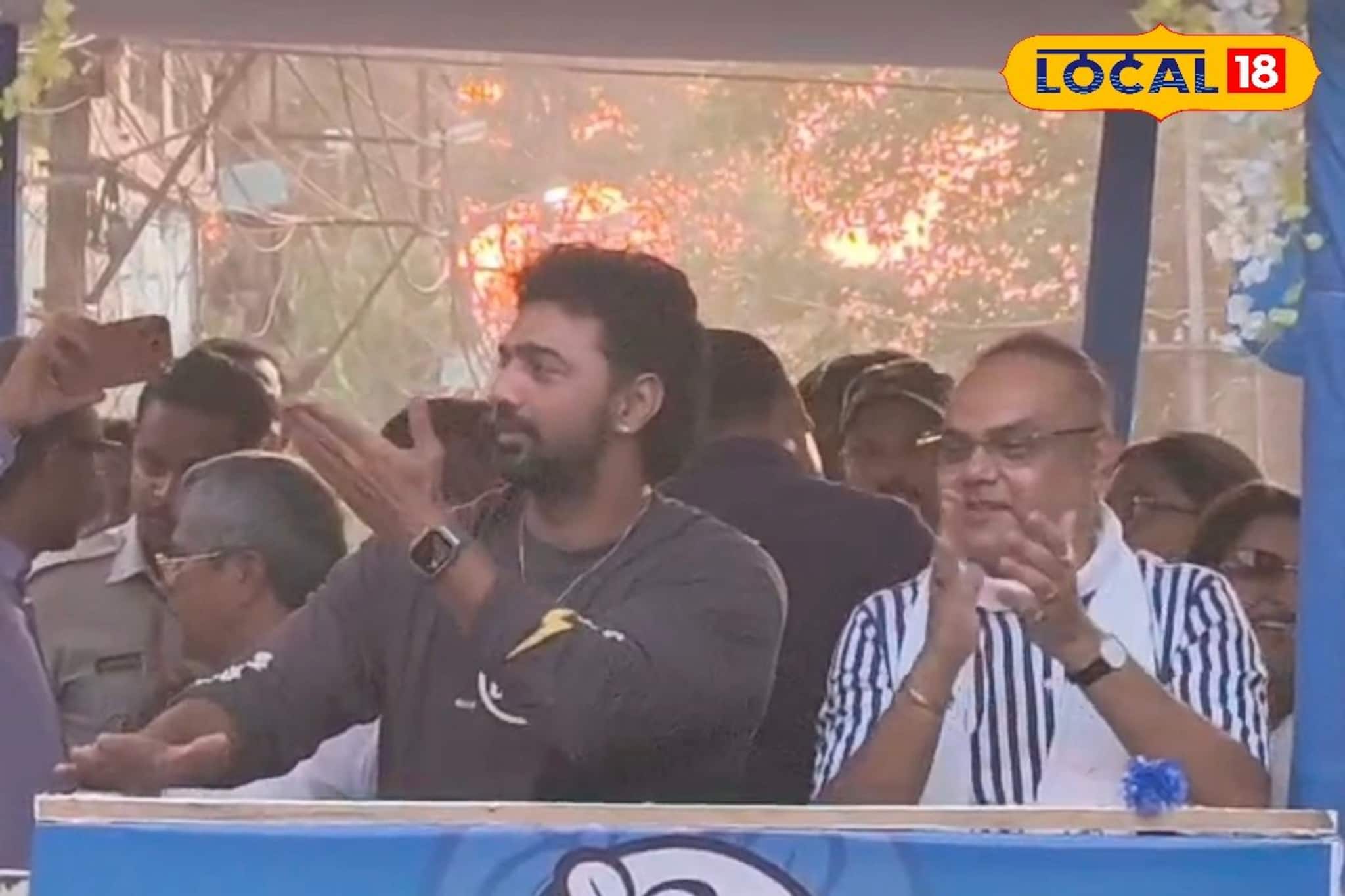 TMC প্রার্থীর হয়ে প্রচারে দেব, সুপারস্টারকে দেখতে জনপ্লাবন, রইল ফটো TMC প্রার্থীর হয়ে প্রচারে দেব, সুপারস্টারকে দেখতে জনপ্লাবন, রইল ফটো