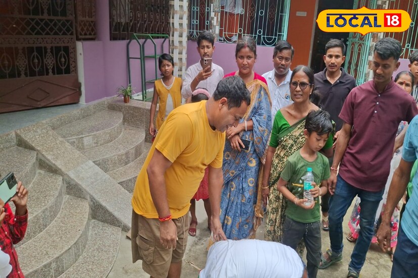 জলপাইগুড়ি জেলার ময়নাগুড়ি বিধানসভা কেন্দ্রের রাজনীতি যখন চরম উত্তেজনার আবহে, তখনই সামনে এল এক ভিন্ন ছবি। রাজনৈতিক বিরোধিতা ভুলে সৌজন্যের নজির গড়লেন তৃণমূল ও বিজেপির দুই শিবিরের নেতা।