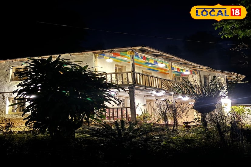 *দার্জিলিং, ঋত্বিক ভট্টাচার্য: হাজার ব্যস্ততাকে পেছনে ফেলে শহরে কোলাহল থেকে মুক্তি পেতে অনেকেই খুঁজছেন কাছেপিঠে একটা নতুন গেটওয়ে। ঠিক এমন সময়েই সকলের নজর কাড়ছে কালিম্পংয়ের এক অনন্য ঠিকানা যেখানে বিলাসিতা নয় বরং শান্তি আর গল্পই প্রধান আকর্ষণ। কয়েক দিনের ছুটিতেই পৌঁছে যাওয়া যায় এই বিশেষ জায়গায়, যা ধীরে ধীরে ভ্রমণপিপাসুদের তালিকায় আলাদা করে জায়গা করে নিচ্ছে। *দার্জিলিং, ঋত্বিক ভট্টাচার্য: হাজার ব্যস্ততাকে পেছনে ফেলে শহরে কোলাহল থেকে মুক্তি পেতে অনেকেই খুঁজছেন কাছেপিঠে একটা নতুন গেটওয়ে। ঠিক এমন সময়েই সকলের নজর কাড়ছে কালিম্পংয়ের এক অনন্য ঠিকানা যেখানে বিলাসিতা নয় বরং শান্তি আর গল্পই প্রধান আকর্ষণ। কয়েক দিনের ছুটিতেই পৌঁছে যাওয়া যায় এই বিশেষ জায়গায়, যা ধীরে ধীরে ভ্রমণপিপাসুদের তালিকায় আলাদা করে জায়গা করে নিচ্ছে।