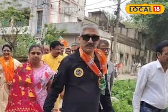 এনএসজি লেখা পোশাক পরে ভোট প্রচারে বিজেপি প্রার্থী! উত্তরপাড়ায় তুঙ্গে বিতর্ক