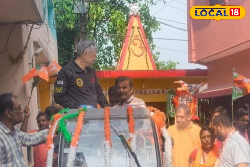 উত্তরপাড়া বিধানসভায় নির্বাচনী প্রচারে নতুন করে বিতর্কের ঝড় তুলেছেন বিজেপি প্রার্থী দীপাঞ্জন চক্রবর্তী। কালো পোশাক, তাতে ‘NSG’ লেখা, এই সাজেই তাঁকে ভোট চাইতে দেখা যাচ্ছে। এই ঘটনাকে ঘিরেই সরব হয়েছে তৃণমূল কংগ্রেস, এবং শুরু হয়েছে রাজনৈতিক চাপানউতোর।এতথ্য ও ছবি: বনোয়ারীলাল চৌধুরী