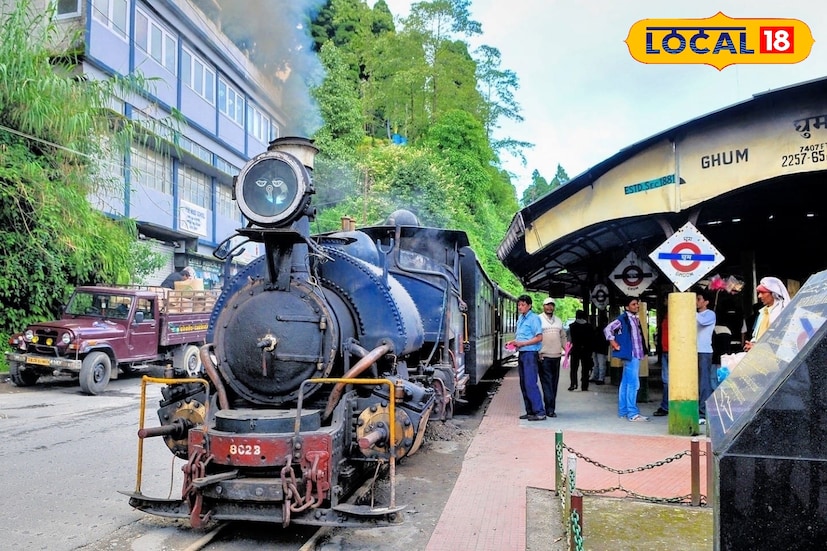 *দার্জিলিং, ঋত্বিক ভট্টাচার্য: পাহাড়ি পর্যটনে নতুন গতি এনে আবারও নজর কাড়ল দার্জিলিং হিমালয়ান রেলওয়ে। কুয়াশা ভেদ করে এগিয়ে চলা ঐতিহ্যবাহী টয়ট্রেন এখন শুধু পর্যটকদের আকর্ষণের কেন্দ্রই নয়, অর্থনৈতিক ক্ষেত্রেও হয়ে উঠেছে বড় ভরসা। *দার্জিলিং, ঋত্বিক ভট্টাচার্য: পাহাড়ি পর্যটনে নতুন গতি এনে আবারও নজর কাড়ল দার্জিলিং হিমালয়ান রেলওয়ে। কুয়াশা ভেদ করে এগিয়ে চলা ঐতিহ্যবাহী টয়ট্রেন এখন শুধু পর্যটকদের আকর্ষণের কেন্দ্রই নয়, অর্থনৈতিক ক্ষেত্রেও হয়ে উঠেছে বড় ভরসা।