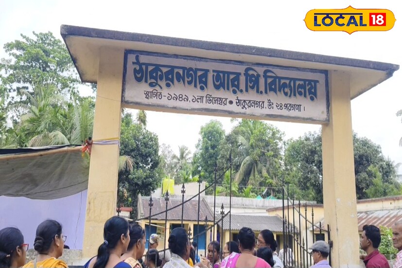উত্তর ২৪ পরগনা, রুদ্র নারায়ন রায়: ভোট উৎসবে মন খারাপ মতুয়া গড়ের বিস্তীর্ণ এলাকার এই মানুষগুলির। দীর্ঘ বছর ধরে ভোট দিয়ে আসলেও, এবার দূর থেকেই দেখতে হচ্ছে ভোটের লাইন। জেলায় মতুয়া অধ্যুষিত বনগাঁ মহকুমার চারটি বিধানসভা কেন্দ্র বাগদা, বনগাঁ উত্তর, বনগাঁ দক্ষিণ ও গাইঘাটার প্রায় ৮৫ হাজার মানুষের নাম বাদ পড়েছে এসআইআর-এ