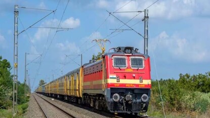 আসন্ন গ্রীষ্মের ছুটিতে রেলযাত্রীদের ভোগান্তি কমাতে এবং ভিড় সামাল দিতে বড় পদক্ষেপ নিল ভারতীয় রেল। ২০২৬ সালের গ্রীষ্মকালীন মরশুমের জন্য রেল কর্তৃপক্ষ দেশজুড়ে ১৮ হাজার ২৬২টি বিশেষ ট্রেন চালানোর সিদ্ধান্ত নিয়েছে। মূলত ১৫ এপ্রিল থেকে ১৫ জুলাই পর্যন্ত এই তিন মাস বিশেষ পরিষেবা চালু থাকবে, যাতে সাধারণ মানুষ নির্বিঘ্নে গন্তব্যে পৌঁছাতে পারেন।