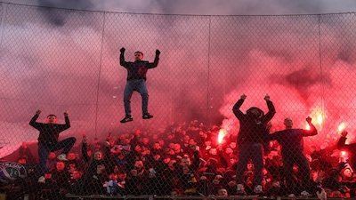 কলকাতা: ইতালির রাস্তা রণক্ষেত্র৷ এবার প্রথম ৪৮ দেশের বিশ্বকাপ৷ তাতেও যোগ্যতা অর্জন করতে পারল না ইতালি৷ বুধবার বসনিয়া ও হার্জেগোভিনার কাছে এক রুদ্ধশ্বাস বাছাইপর্বের প্লে-অফ ফাইনালে হেরে যাওয়ায় ইতালি টানা তৃতীয় বিশ্বকাপ থেকে বাদ পড়ল। একটি হৃদয়বিদারক ফলাফলের কারণে ইতালি আবারও ফিফা বিশ্বকাপ থেকে বাদ পড়ায় বিশ্বজুড়ে ইতালীয় ফুটবল ফ্যানরা ক্ষোভ প্রকাশ করছে। Photo- AP
