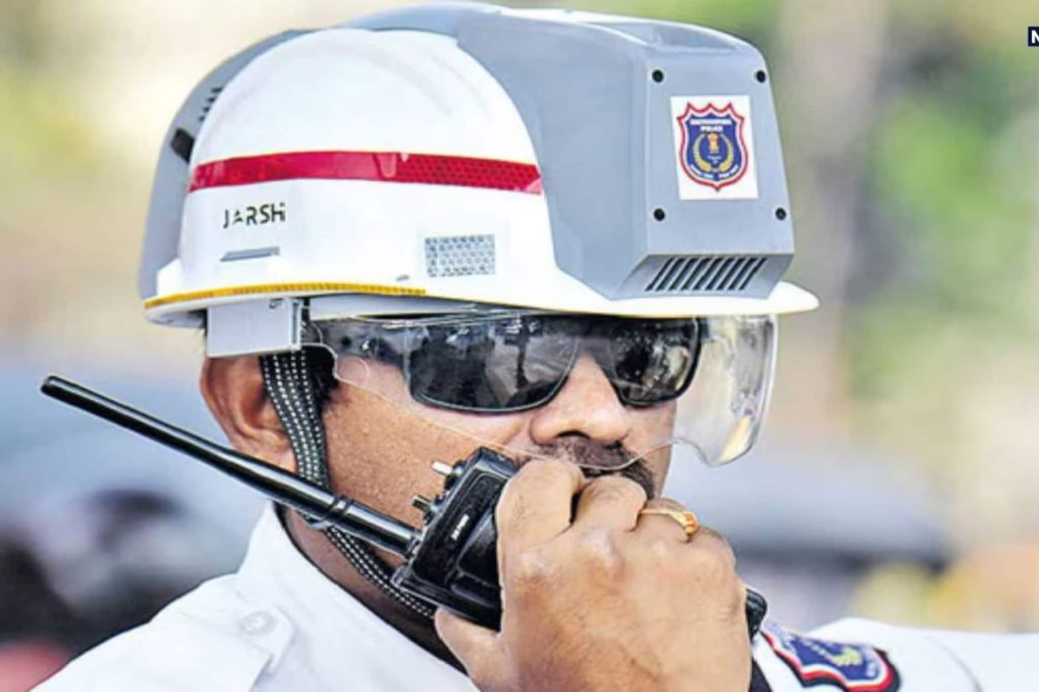 ৪৫° গরমেও ঠান্ডা মাথায় ডিউটি! ট্রাফিক পুলিশের মাথায় এবার ‘AC’, দেখে চমকে যাবেন