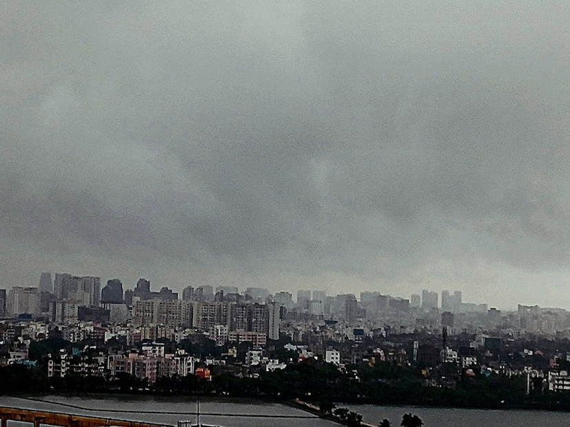 গাঙ্গেয় পশ্চিমবঙ্গ থেকে ‘গাল্ফ অফ মান্নার’ পর্যন্ত নিম্নচাপ অক্ষরেখা। ওড়িশার ওপর দিয়ে বিস্তৃত এই অক্ষরেখা। ‘উইন্ড প্যাটার্ন’-এর টানে বঙ্গোপসাগর থেকে জলীয় বাষ্প ঢুকছে প্রচুর পরিমাণে। এই জলীয় বাষ্প থেকেই বজ্রগর্ভ মেঘ তৈরি হয়ে ঝড়বৃষ্টির পূর্বাভাস রয়েছে। সমুদ্র উত্তাল থাকবে। গাঙ্গেয় পশ্চিমবঙ্গ সংলগ্ন বঙ্গোপসাগর এবং উত্তর ওড়িশা সংলগ্ন বঙ্গোপসাগরে ৬০ কিলোমিটার প্রতি ঘণ্টা বা তার বেশি গতিতে ঝোড়ো হাওয়া বইবে। মৎস্যজীবীদের সমুদ্রে যেতে নিষেধ করা হয়েছে আগামী ২৪ ঘণ্টায়। গাঙ্গেয় পশ্চিমবঙ্গ থেকে ‘গাল্ফ অফ মান্নার’ পর্যন্ত নিম্নচাপ অক্ষরেখা। ওড়িশার ওপর দিয়ে বিস্তৃত এই অক্ষরেখা। ‘উইন্ড প্যাটার্ন’-এর টানে বঙ্গোপসাগর থেকে জলীয় বাষ্প ঢুকছে প্রচুর পরিমাণে। এই জলীয় বাষ্প থেকেই বজ্রগর্ভ মেঘ তৈরি হয়ে ঝড়বৃষ্টির পূর্বাভাস রয়েছে। সমুদ্র উত্তাল থাকবে। গাঙ্গেয় পশ্চিমবঙ্গ সংলগ্ন বঙ্গোপসাগর এবং উত্তর ওড়িশা সংলগ্ন বঙ্গোপসাগরে ৬০ কিলোমিটার প্রতি ঘণ্টা বা তার বেশি গতিতে ঝোড়ো হাওয়া বইবে। মৎস্যজীবীদের সমুদ্রে যেতে নিষেধ করা হয়েছে আগামী ২৪ ঘণ্টায়।