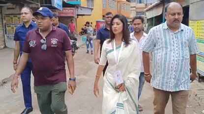 সকাল থেকেই সোনারপুর দক্ষিণের বিভিন্ন ভোটগ্রহণ কেন্দ্র পরিদর্শন করছেন তৃণমূল কংগ্রেসের প্রার্থী লাভলি মৈত্র। একাধিক বুথ ঘুরে দেখে তিনি অভিযোগ করেন, বেশ কিছু জায়গায় ভোটগ্রহণের প্রক্রিয়া ধীরগতির, ফলে ভোটারদের অযথা হয়রানির শিকার হতে হচ্ছে। দ্রুত ও নির্বিঘ্ন ভোটগ্রহণের দাবিও জানান তিনি।