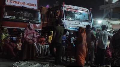 সুজাপুরে দীর্ঘক্ষণ জাতীয় সড়ক অবরোধ করে রাখা হয়৷ 