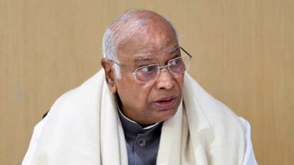 মাত্রা ছাড়ালেন’ কংগ্রেস সভাপতি মল্লিকার্জুন খাড়গে মাত্রা ছাড়ালেন’ কংগ্রেস সভাপতি মল্লিকার্জুন খাড়গে