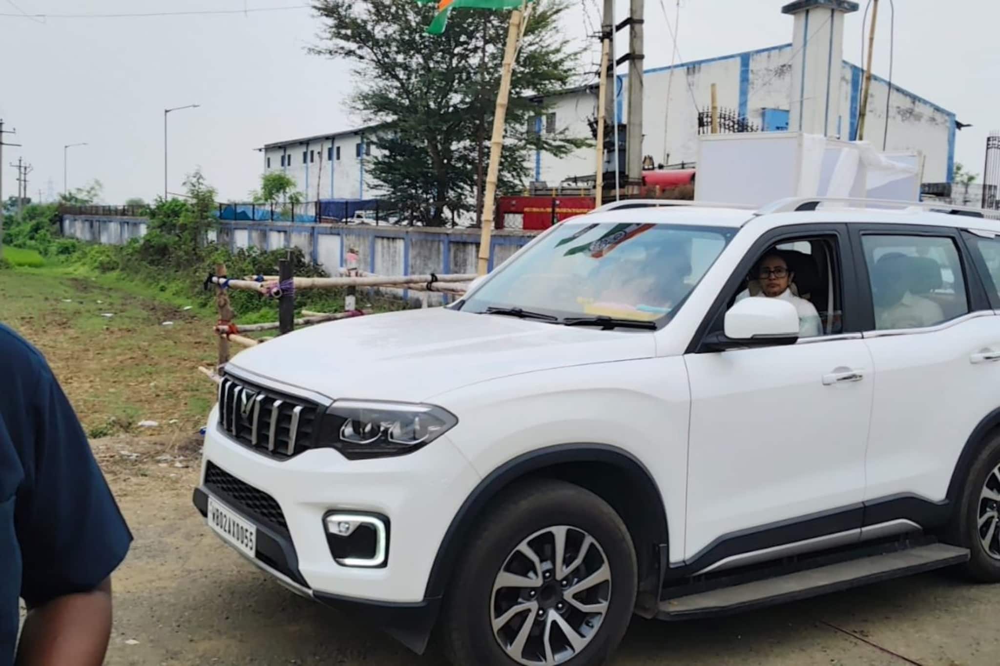 ফের দুর্যোগে মমতার কপ্টার, সড়কপথে নবগ্রাম রওনা তৃণমূলনেত্রীর