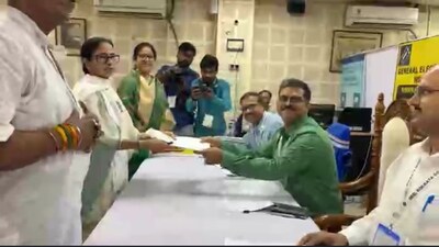 মনোনয়নপত্র পেশ করলেন মমতা বন্দ্যোপাধ্যায়