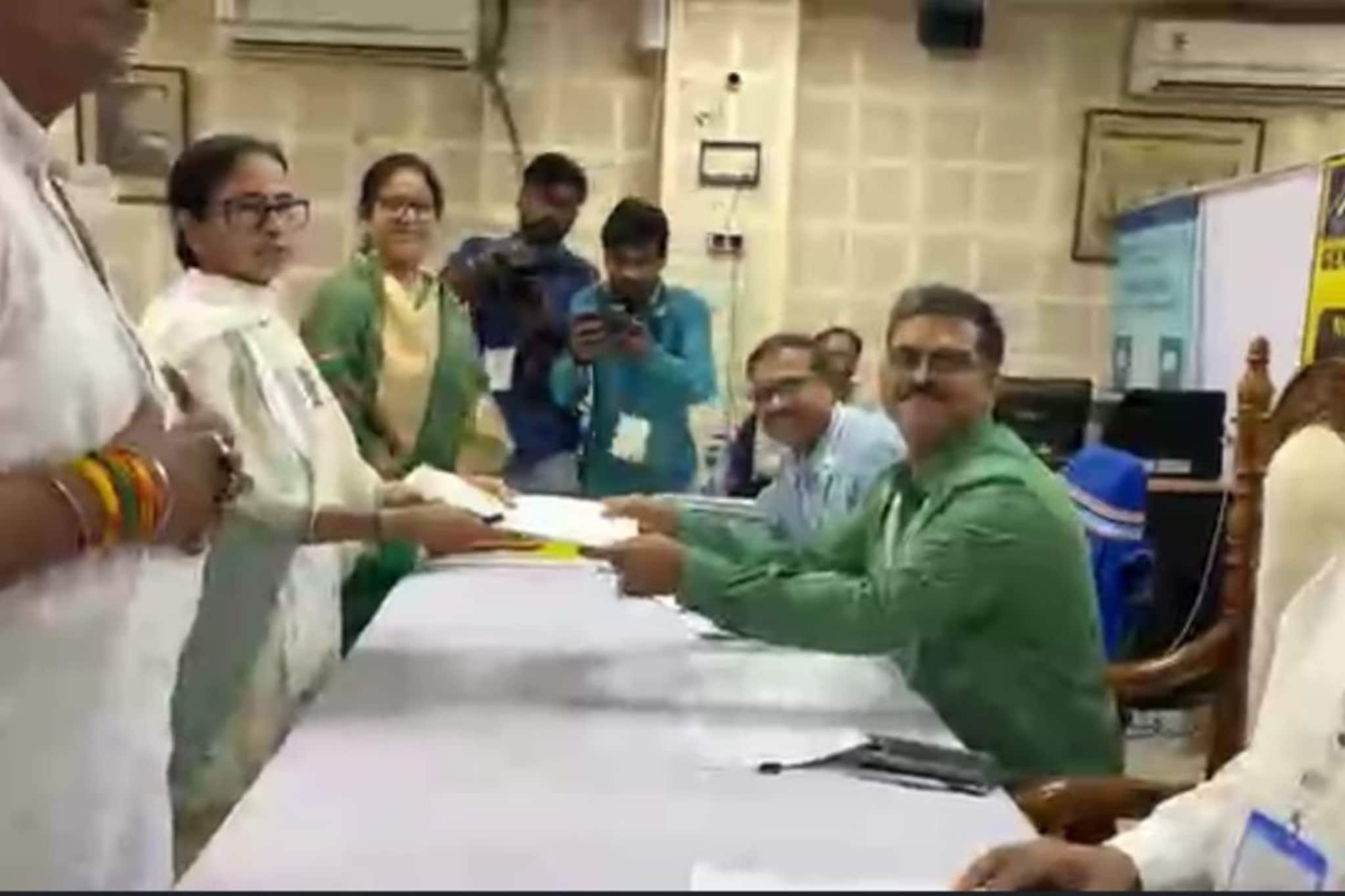 ‘ভবানীপুরের মানুষকে ধন্যবাদ, সরকার আমরাই গড়ব...’ মনোনয়নপত্র পেশ করে বললেন মমতা বন্দ্যোপাধ্যায়