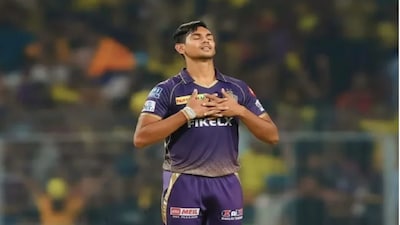 কলকাতা: ব্যাক টু ব্যাক দুটো হারের ধাক্কা৷ কোনও কিছুই যাচ্ছে না কেকেআরের পক্ষে৷ মুম্বই এবং সানরাইজার্স ম্যাচে না ব্যাটিং ক্লিক করেছে না বোলিং মুগ্ধ করেছে৷ বিশেষত এবারের আইপিএলে নাইট রাইডার্সের বোলিং ডিপার্টমেন্টের কঙ্কালসার পরিস্থিতি দেখার পর কবে মাথিশা পাথিরানা আদৌ দলে যোগ দেবেন , কবে যোগ দেবেন এই সব প্রশ্নের উত্তর খুঁজছেন সকলেই৷  কেকেআর টিম ম্য়ানেজমেন্টও তার থেকে দূরে নয়৷ সূত্রের খবর, দ্রুত কেকেআর শিবিরে যোগ দিতে চলেছেন শ্রীলঙ্কার তারকা পেসার মাথিশা পাথিরানা৷