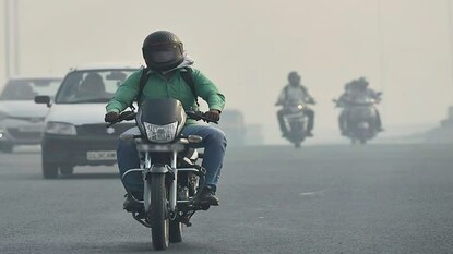 Delhi Two Wheeler Policy: পেট্রোল চালিত নতুন মোটরসাইকেল, স্কুটিতে নিষেধাজ্ঞা! বড় সিদ্ধান্তের পথে দিল্লি, কবে থেকে নিয়ম চালুর প্রস্তাব?