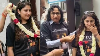 প্রণীতাও একটি কালো টি-শার্ট পরেছিলেন, যেটিতে লেখা ছিল, "আমার পরিবার, আমার জীবন প্রণীতাও একটি কালো টি-শার্ট পরেছিলেন, যেটিতে লেখা ছিল, "আমার পরিবার, আমার জীবন