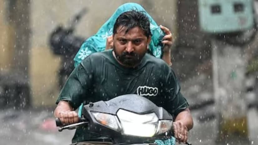 শীতের পর ভরা বসন্তেও পশ্চিমী ঝঞ্ঝার পূর্বাভাস৷ আবহাওয়া দফতরের পূর্বাভাস, উত্তর-পশ্চিম ভারতে সক্রিয় আবহাওয়া পরিস্থিতি থাকার সম্ভাবনা রয়েছে, যেখানে পার্বত্য রাজ্যগুলিতে ব্যাপক বৃষ্টি, বজ্রপাত এবং আরও উচ্চ অক্ষাংশে তুষারপাত হতে পারে। পঞ্জাব, হরিয়ানা, দিল্লি এবং উত্তরপ্রদেশ জুড়ে বিস্তৃত সমতল অঞ্চলে, খামখেয়ালী আবহাওয়ার জেরে স্বল্পস্থায়ী বৃষ্টি, বজ্রপাত এবং প্রবল বাতাস বয়ে যেতে পারে। শীতের পর ভরা বসন্তেও পশ্চিমী ঝঞ্ঝার পূর্বাভাস৷ আবহাওয়া দফতরের পূর্বাভাস, উত্তর-পশ্চিম ভারতে সক্রিয় আবহাওয়া পরিস্থিতি থাকার সম্ভাবনা রয়েছে, যেখানে পার্বত্য রাজ্যগুলিতে ব্যাপক বৃষ্টি, বজ্রপাত এবং আরও উচ্চ অক্ষাংশে তুষারপাত হতে পারে। পঞ্জাব, হরিয়ানা, দিল্লি এবং উত্তরপ্রদেশ জুড়ে বিস্তৃত সমতল অঞ্চলে, খামখেয়ালী আবহাওয়ার জেরে স্বল্পস্থায়ী বৃষ্টি, বজ্রপাত এবং প্রবল বাতাস বয়ে যেতে পারে।