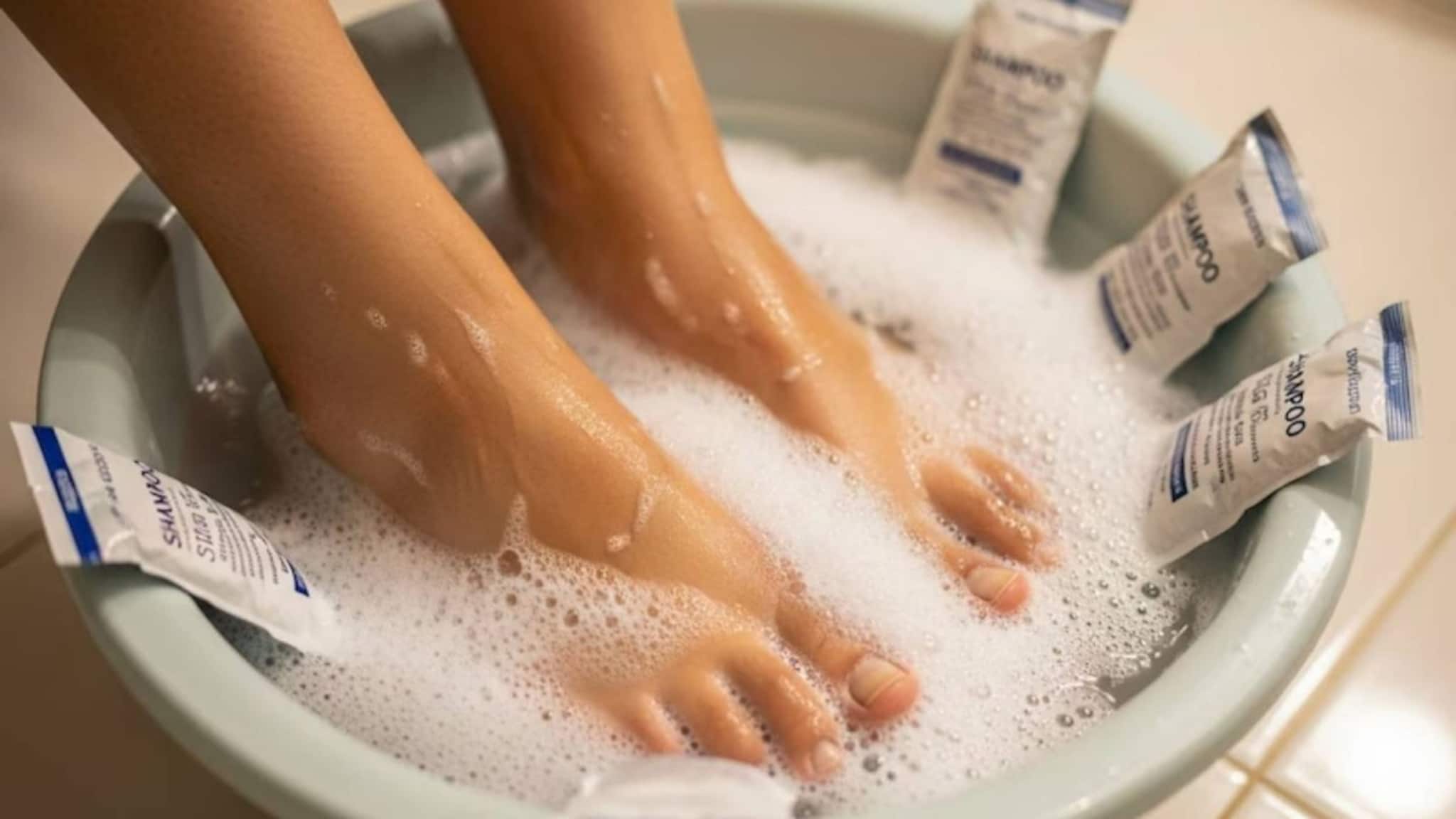 Pedicure at Home: পার্লারে পেডিকিয়োর করে টাকা নষ্ট আর নয়! ১ টাকার শ্যাম্পুতেই পায়ের পাতার ট্যান উধাও! পা হবে আয়নার মতো ঝকঝকে তকতকে