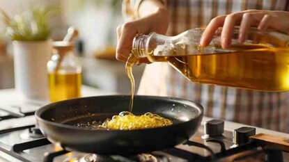 Too Much Oil in Diet: রান্নায় অতিরিক্ত তেল ডেকে আনে বড় ক্ষতি…সহজ টোটকায় কমিয়ে ফেলুন বেশি তেল খাওয়ার অভ্যাস