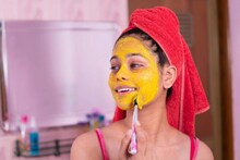 Besan in Skin Care: সুন্দরী হতে মুখে বেসন মাখেন? অজান্তেই বারোটা বাজছে না তো ত্বকের? জানুন কারা বেসন মাখলেই সর্বনাশ মুখের? জানুন