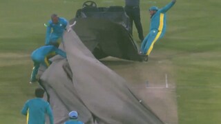 প্রবল হাওয়ার দাপটে দিশেহারা গ্রাউন্ডসম্যানরা (Photo: X)