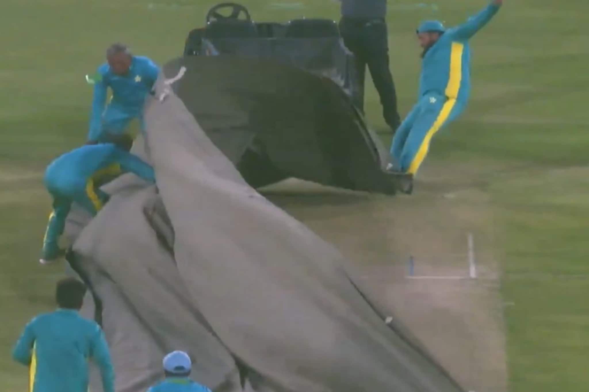 PSL মানেই কমেডি ! প্রবল হাওয়ার দাপটে দিশেহারা গ্রাউন্ডসম্যানরা, পিচ কভারের সঙ্গে উড়ে গেলেন তাঁরাও ! 