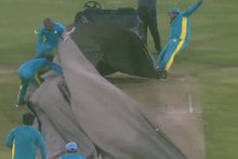 PSL মানেই কমেডি ! প্রবল হাওয়ার দাপটে দিশেহারা গ্রাউন্ডসম্যানরা, পিচ কভারের সঙ্গে উড়ে গেলেন তাঁরাও ! ভাইরাল ভিডিও