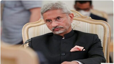 কলকাতা: ইরান, সংযুক্ত আরব আমিরাশাহি (ইউএই) এবং কাতার সরাসরি ভারতের সঙ্গে যোগাযোগ করেছে ফলে কূটনীতিতে এক নতুন এক মাত্রা যোগ হয়েছে৷ পশ্চিম এশিয়ায় ক্রমবর্ধমান উত্তেজনার মধ্যে কূটনৈতিক তৎপরতা হঠাৎ করেই তীব্র হয়েছে। মার্কিন প্রেসিডেন্ট ডোনাল্ড ট্রাম্পের দেওয়া সময়সীমার ঠিক আগেই এই ফোনগুলি এসেছে ভারতে। বর্তমান পরিস্থিতি নিয়ে আলোচনা করতে তিনটি দেশই ভারতের পররাষ্ট্রমন্ত্রী এস. জয়শঙ্করকে ফোন করেছিল। এই ঘটনাটি এমন সময়ে ঘটেছে যখন এই অঞ্চলে যুদ্ধসদৃশ উত্তেজনা তৈরি হচ্ছে এবং প্রতিটি দেশই তাদের কৌশলগত বিকল্পগুলো বিবেচনা করছে।