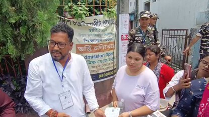 ভোট দিতে না পারা ভোটারের সঙ্গে শিলিগুড়ির বিজেপি প্রার্থী শঙ্কর ঘোষ৷  