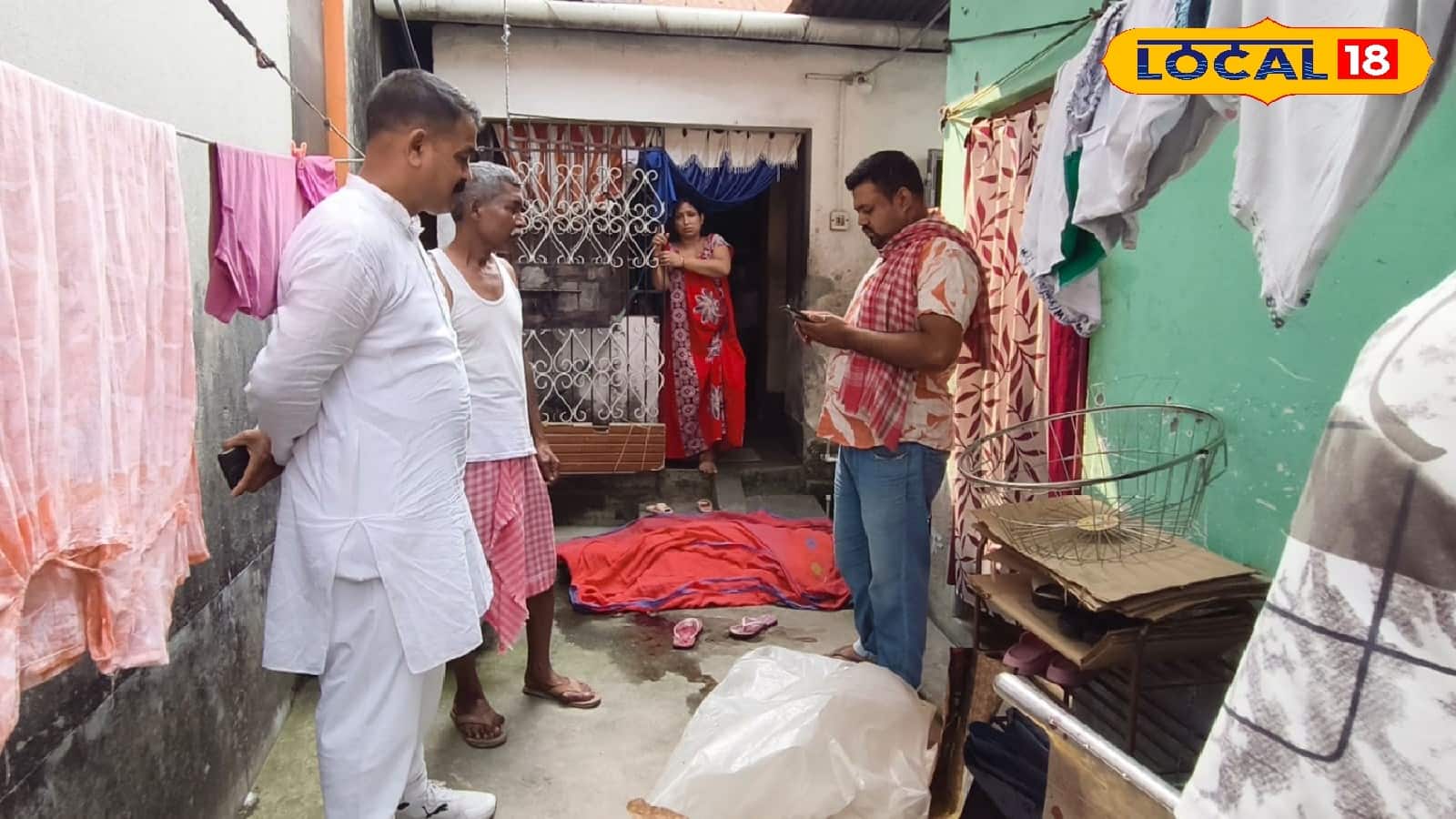 বাড়ির ছাদ থেকে পড়ে মৃত্যু গৃহবধূর