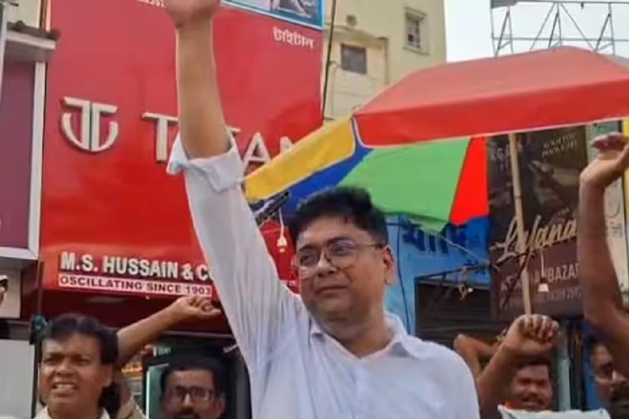 প্রাক্তন সিপিএম সাংসদের ছেলের মুখে জয় শ্রীরাম স্লোগান! বিজেপির হয়ে প্রচারে অনিল বসু-পুত্র প্রাক্তন সিপিএম সাংসদের ছেলের মুখে জয় শ্রীরাম স্লোগান! বিজেপির হয়ে প্রচারে অনিল বসু-পুত্র